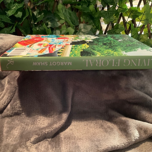 Signed Copy of Living Floral by Margot Shaw - Picture 3 of 15